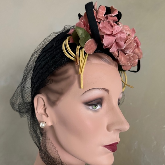 FABULOUS 1930s\' BLACK STRAW TOQUE  WITH FABRIC FLOWERS AND LONG VEIL main image 6